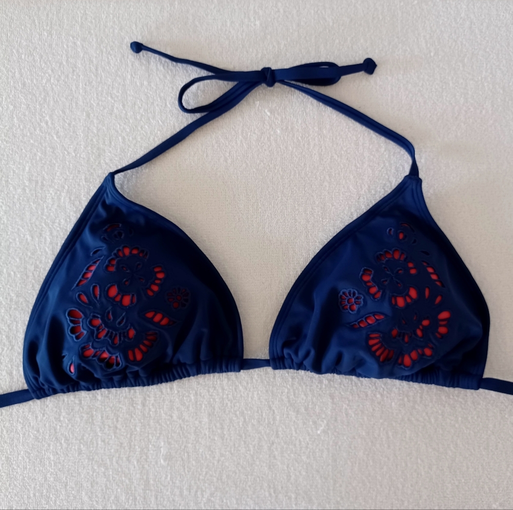 VENUS Eyelet Cutout Triangle Top, size DD
